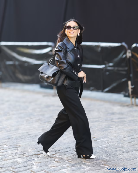 女演员英德・纳瓦雷特身着玄色皮夹克、黑长裤、墨镜，手提香奈儿手袋出镜。香奈儿近期大刀阔斧腾达人袋产物线，市集反响强烈。
